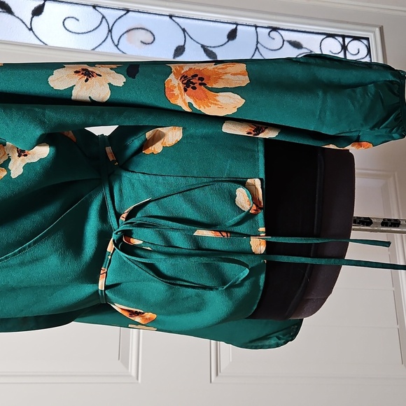 Wilfred Aritzia Lilia Green Floral Wrap Blouse Size L - Picture 3 of 16